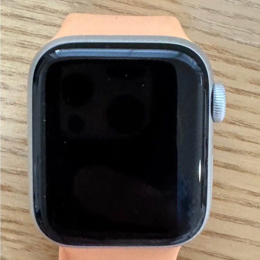 Apple Watch SE GPS+Cellular, 40mm Silver Aluminum Case